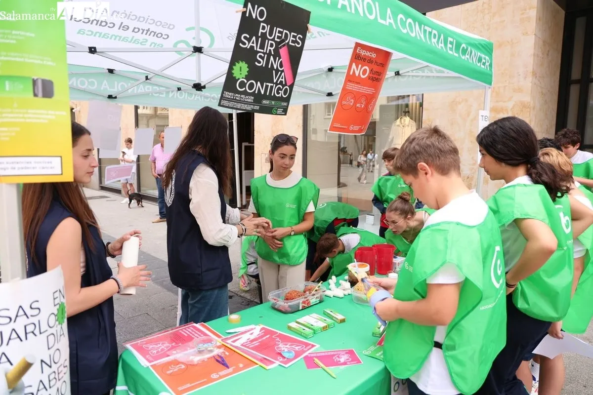 Actos con motivo del Día Mundial Sin Tabaco de la Asociación Española Contra el Cáncer (AECC) en la plaza del Liceo de Salamanca. Fotos: David Sañudo