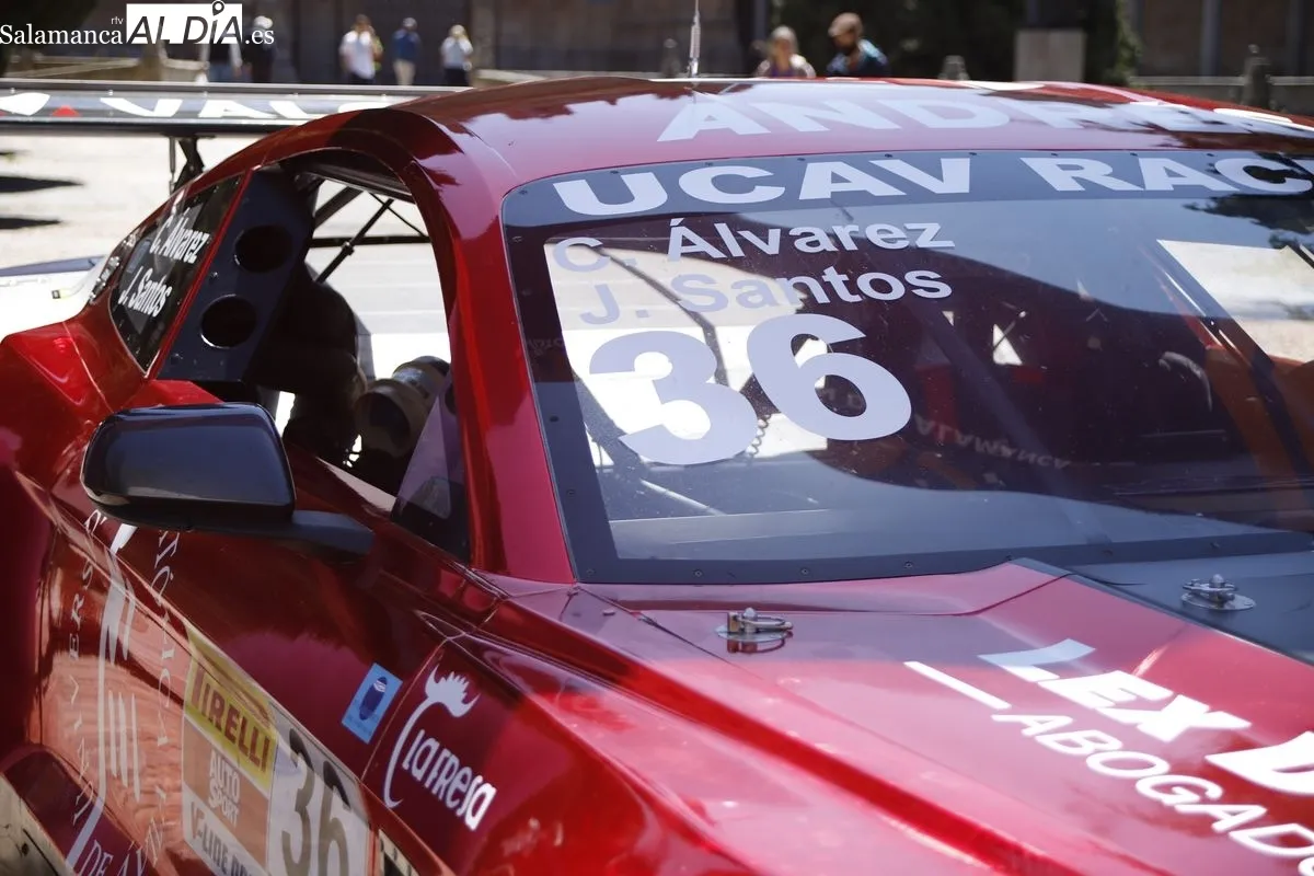 El alcalde de Salamanca, Carlos García Carbayo, participa en la presentación del Ford Mustang GT4 del equipo UCAV-MHAS. Foto de Ángel Puma