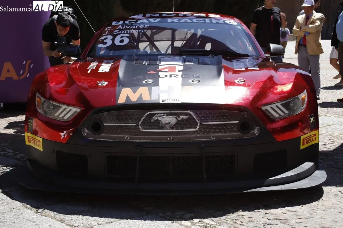 El alcalde de Salamanca, Carlos García Carbayo, participa en la presentación del Ford Mustang GT4 del equipo UCAV-MHAS. Foto de Ángel Puma