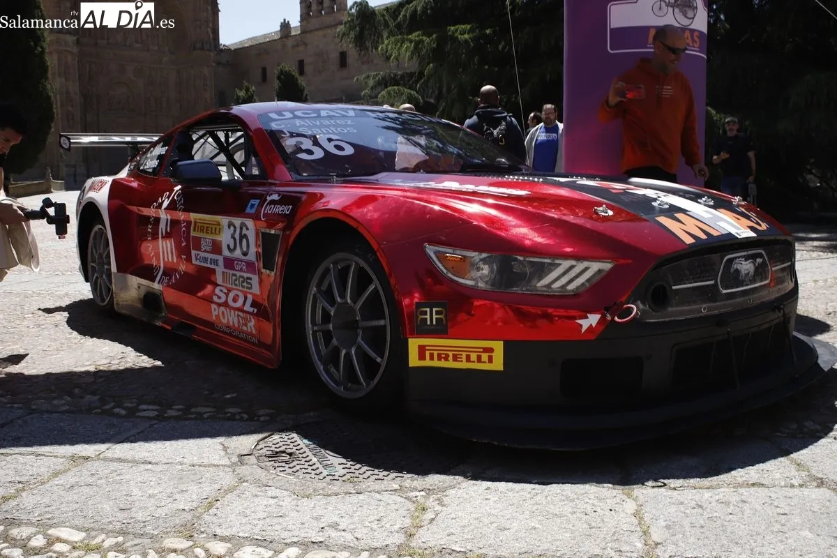 El alcalde de Salamanca, Carlos García Carbayo, participa en la presentación del Ford Mustang GT4 del equipo UCAV-MHAS. Foto de Ángel Puma