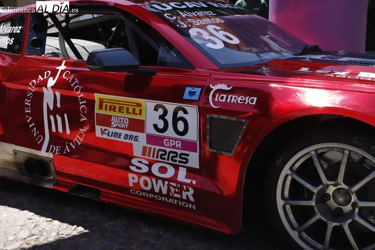 El alcalde de Salamanca, Carlos García Carbayo, participa en la presentación del Ford Mustang GT4 del equipo UCAV-MHAS. Foto de Ángel Puma