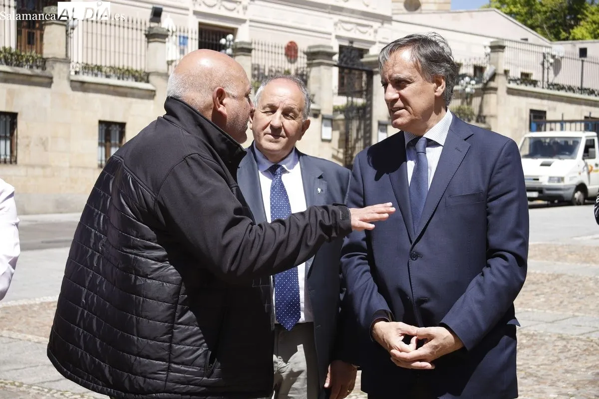 El alcalde de Salamanca, Carlos García Carbayo, participa en la presentación del Ford Mustang GT4 del equipo UCAV-MHAS. Foto de Ángel Puma