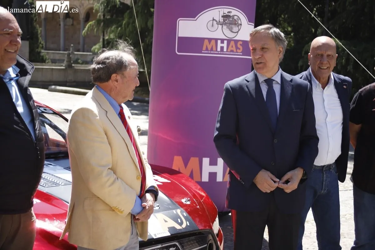 El alcalde de Salamanca, Carlos García Carbayo, participa en la presentación del Ford Mustang GT4 del equipo UCAV-MHAS. Foto de Ángel Puma