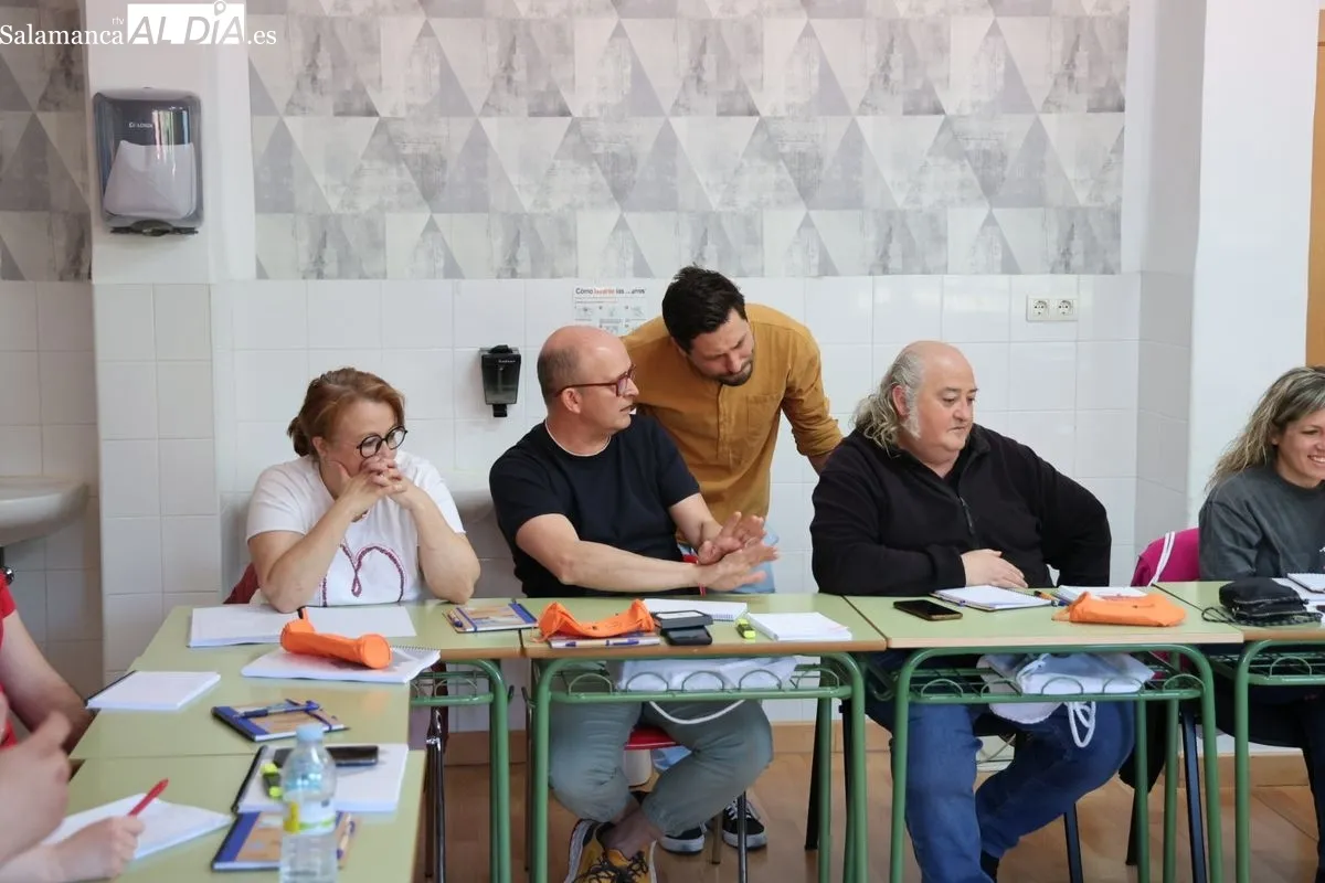 El alcalde, Carlos García Carbayo, durante su visita este martes a los primeros cursos ya en desarrollo en el Centro de Formación y Orientación Laboral (CEFOL). Foto de David Sañudo