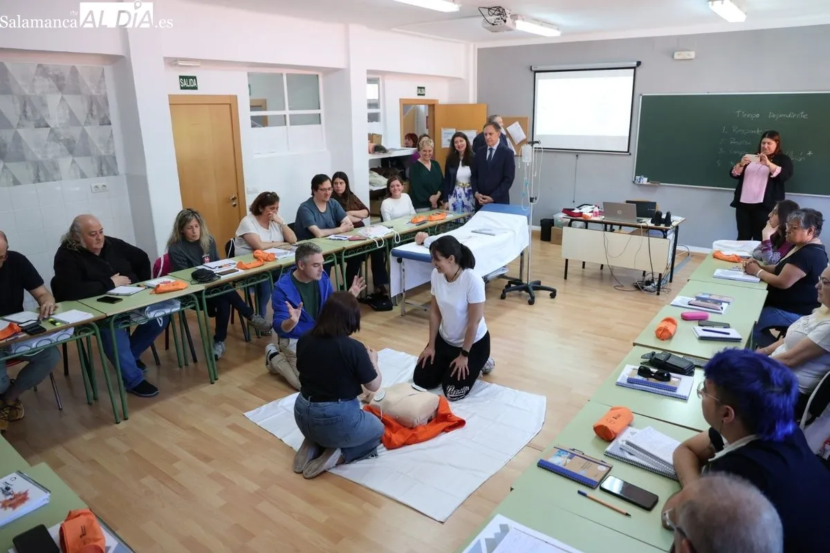 El alcalde, Carlos García Carbayo, durante su visita este martes a los primeros cursos ya en desarrollo en el Centro de Formación y Orientación Laboral (CEFOL). Foto de David Sañudo