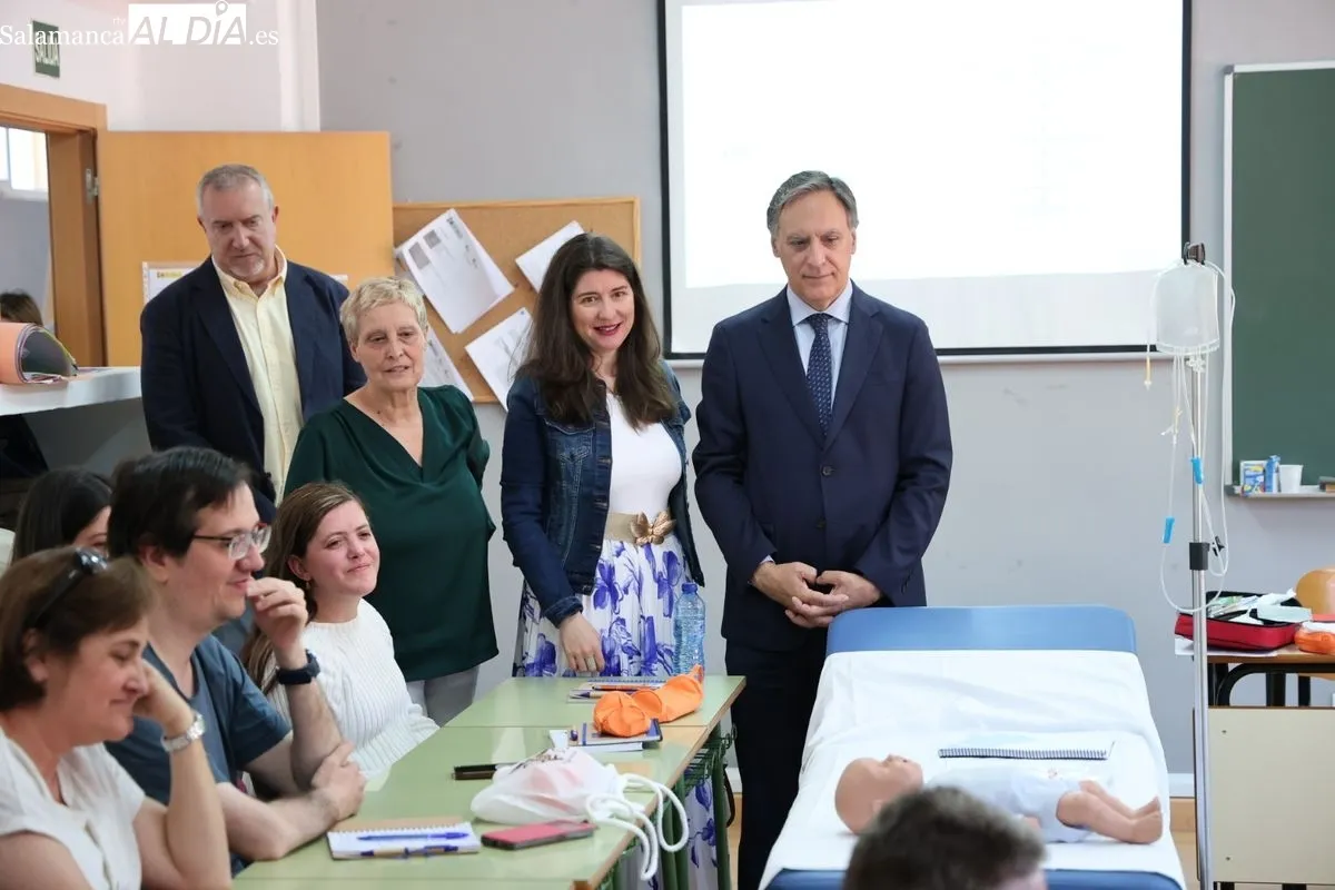 El alcalde, Carlos García Carbayo, durante su visita este martes a los primeros cursos ya en desarrollo en el Centro de Formación y Orientación Laboral (CEFOL). Foto de David Sañudo