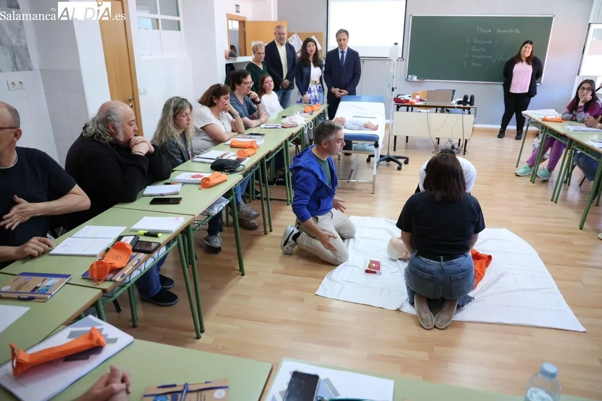 El alcalde, Carlos García Carbayo, durante su visita este martes a los primeros cursos ya en desarrollo en el Centro de Formación y Orientación Laboral (CEFOL). Foto de David Sañudo