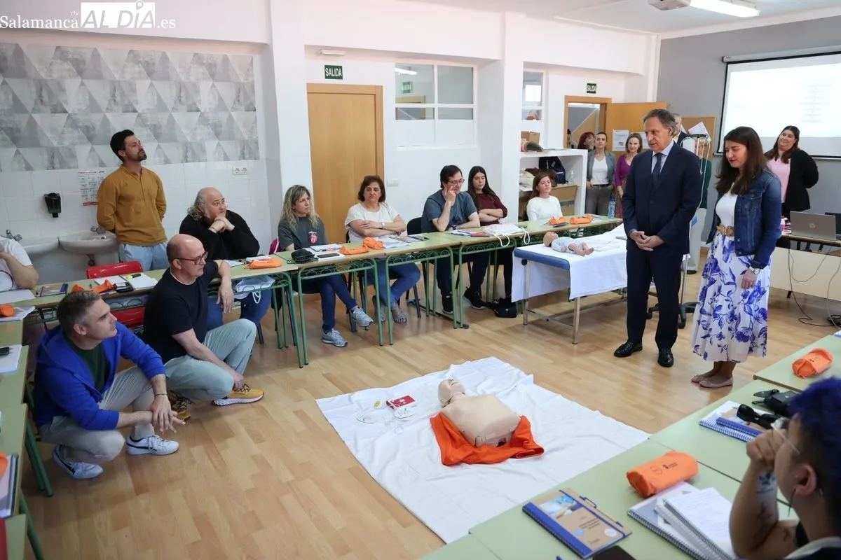 El alcalde, Carlos García Carbayo, durante su visita este martes a los primeros cursos ya en desarrollo en el Centro de Formación y Orientación Laboral (CEFOL). Foto de David Sañudo