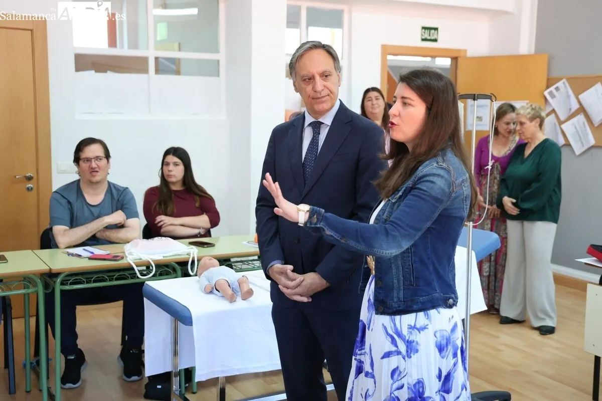 El alcalde, Carlos García Carbayo, durante su visita este martes a los primeros cursos ya en desarrollo en el Centro de Formación y Orientación Laboral (CEFOL). Foto de David Sañudo