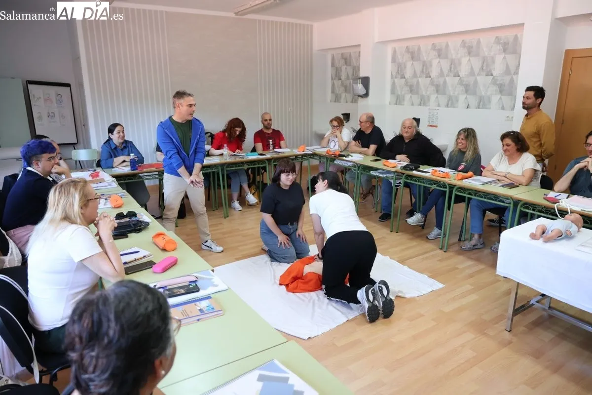 El alcalde, Carlos García Carbayo, durante su visita este martes a los primeros cursos ya en desarrollo en el Centro de Formación y Orientación Laboral (CEFOL). Foto de David Sañudo