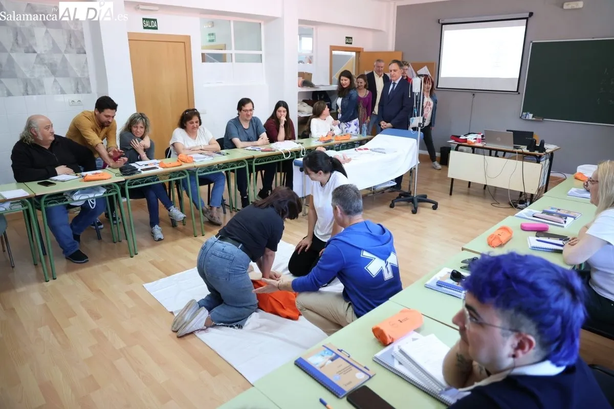 El alcalde, Carlos García Carbayo, durante su visita este martes a los primeros cursos ya en desarrollo en el Centro de Formación y Orientación Laboral (CEFOL). Foto de David Sañudo