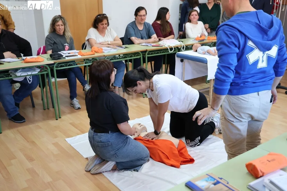 El alcalde, Carlos García Carbayo, durante su visita este martes a los primeros cursos ya en desarrollo en el Centro de Formación y Orientación Laboral (CEFOL). Foto de David Sañudo