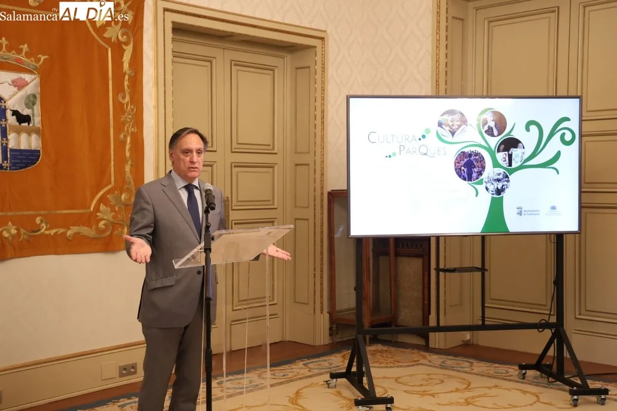 El alcalde de Salamanca, Carlos García Carbayo, ha presentado en el Ayuntamiento el programa  'Cultura en los Parques'. Foto de David Sañudo
