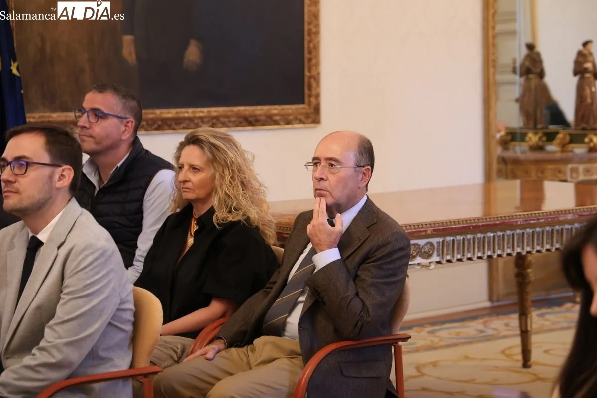 El alcalde de Salamanca, Carlos García Carbayo, ha presentado en el Ayuntamiento el programa  'Cultura en los Parques'. Foto de David Sañudo