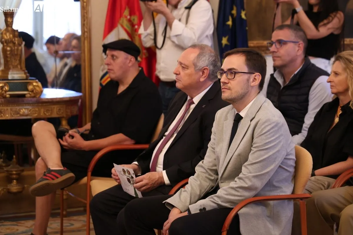 El alcalde de Salamanca, Carlos García Carbayo, ha presentado en el Ayuntamiento el programa  'Cultura en los Parques'. Foto de David Sañudo