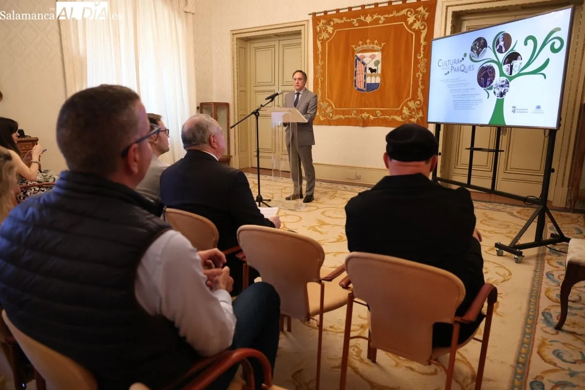 El alcalde de Salamanca, Carlos García Carbayo, ha presentado en el Ayuntamiento el programa  'Cultura en los Parques'. Foto de David Sañudo