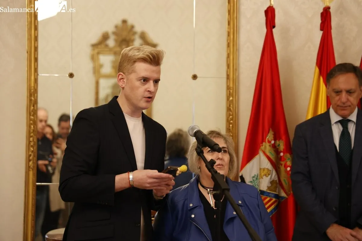 El alcalde de Salamanca, Carlos García Carbayo,  recibe a la Asociación Salmantina Contra el Bullying y Ciberbullying en el Día Internacional Contra el Acoso Escolar. Foto de David Sañudo