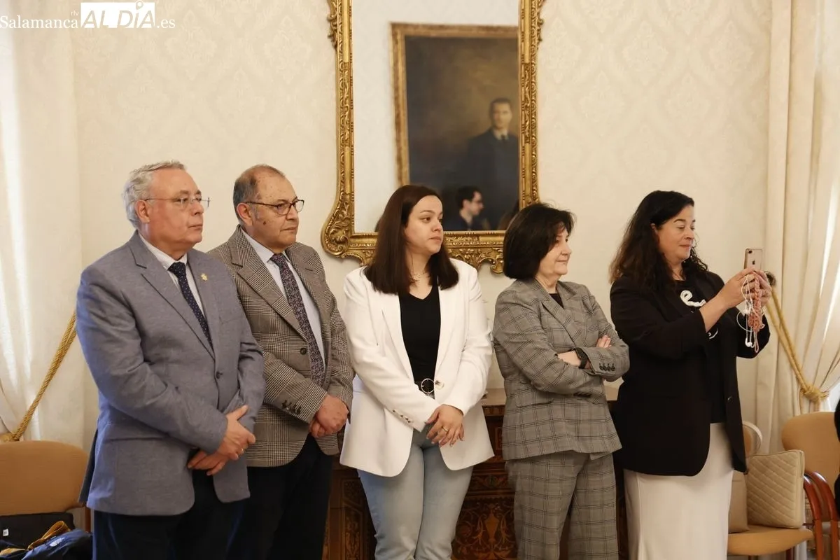 El alcalde de Salamanca, Carlos García Carbayo,  recibe a la Asociación Salmantina Contra el Bullying y Ciberbullying en el Día Internacional Contra el Acoso Escolar. Foto de David Sañudo