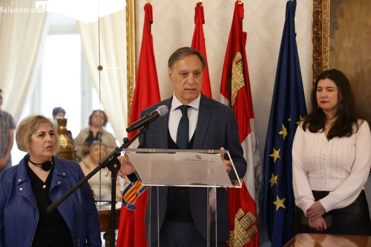 El alcalde de Salamanca, Carlos García Carbayo,  recibe a la Asociación Salmantina Contra el Bullying y Ciberbullying en el Día Internacional Contra el Acoso Escolar. Foto de David Sañudo