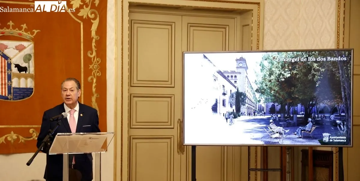 El concejal de Urbanismo del Ayuntamiento de Salamanca, Fernando Carabias, ha desvelado la propuesta ganadora del concurso de ideas para la remodelación de Los Bandos. Foto de David Sañudo