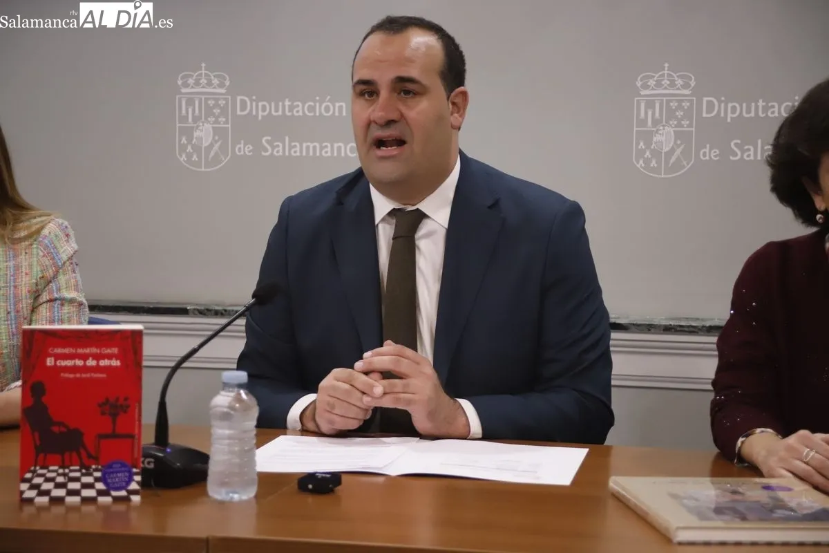 El diputado de Cultura, David Mingo, con la senadora, Esther del Brío, y la responsable de los talleres, Susana García Herruzo, desgranó los detalles de este homenaje. Foto de Ángel Puma