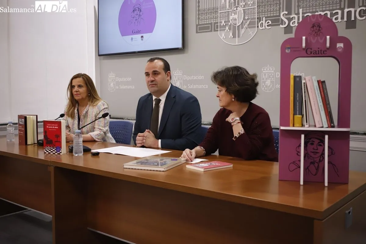 El diputado de Cultura, David Mingo, con la senadora, Esther del Brío, y la responsable de los talleres, Susana García Herruzo, desgranó los detalles de este homenaje. Foto de Ángel Puma