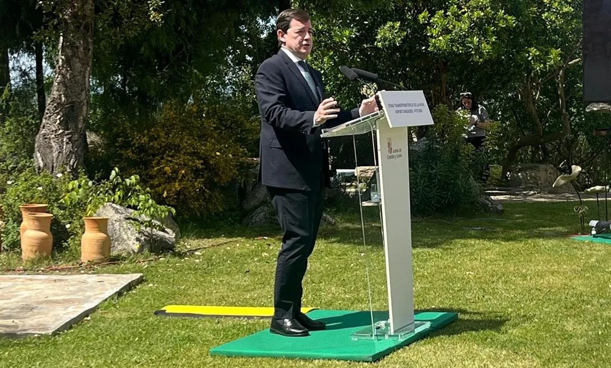 El presidente de la Junta de Castilla y León, Alfonso Fernández Mañueco, durante la presentación del plan en Fermoselle. Foto EUROPA PRESS