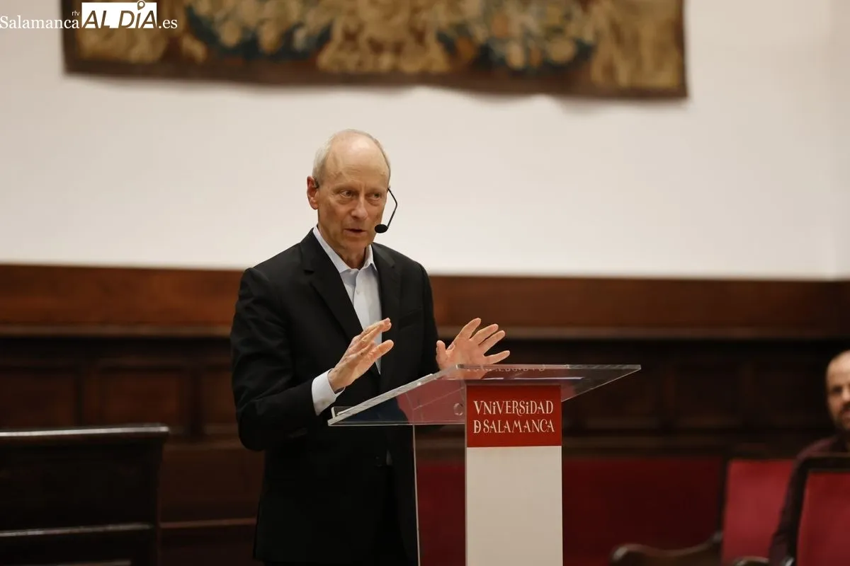 El prestigioso filósofo político Michael Sandel, profesor de la Universidad de Harvard y Premio Princesa de Asturias de Ciencias Sociales 2018, ha participado este martes en el ciclo de conferencias organizado con motivo del V Centenario de la Escuela de 