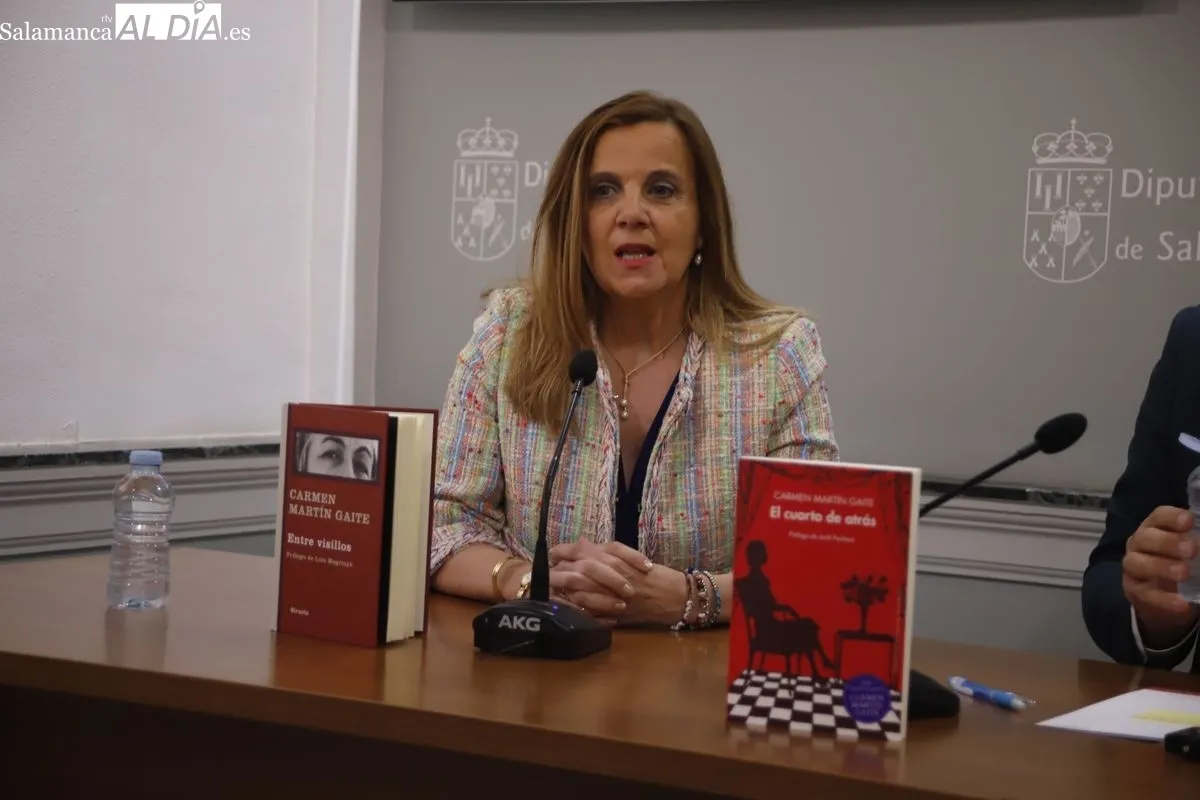 El diputado de Cultura, David Mingo, con la senadora, Esther del Brío, y la responsable de los talleres, Susana García Herruzo, desgranó los detalles de este homenaje. Foto de Ángel Puma