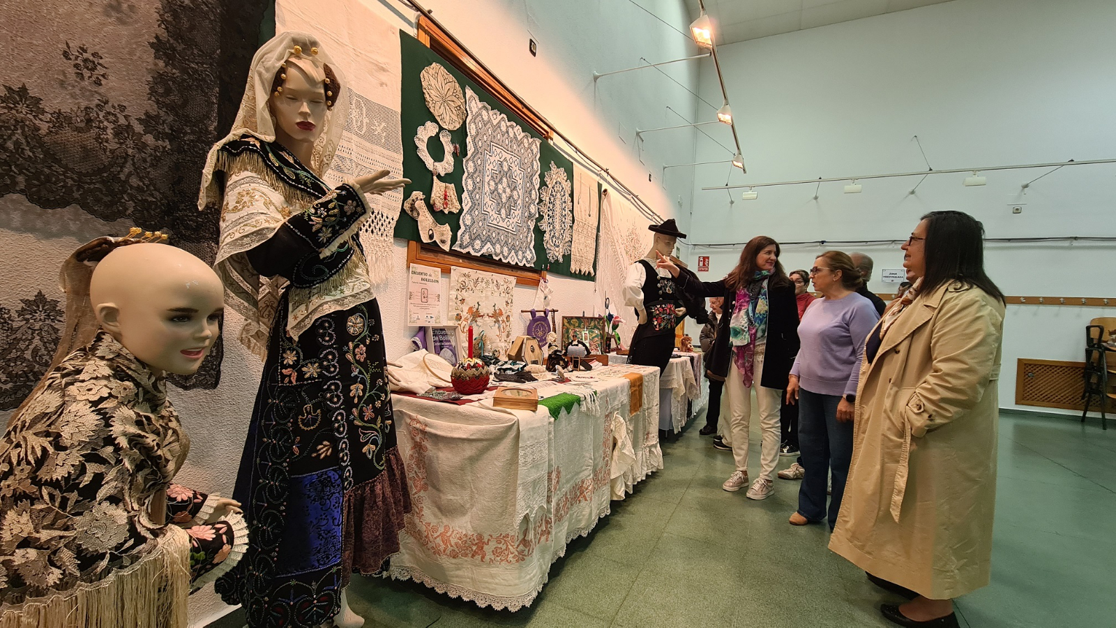 Exposición Salamanca: manualidades Flor de Salamanca en C. Mujer
