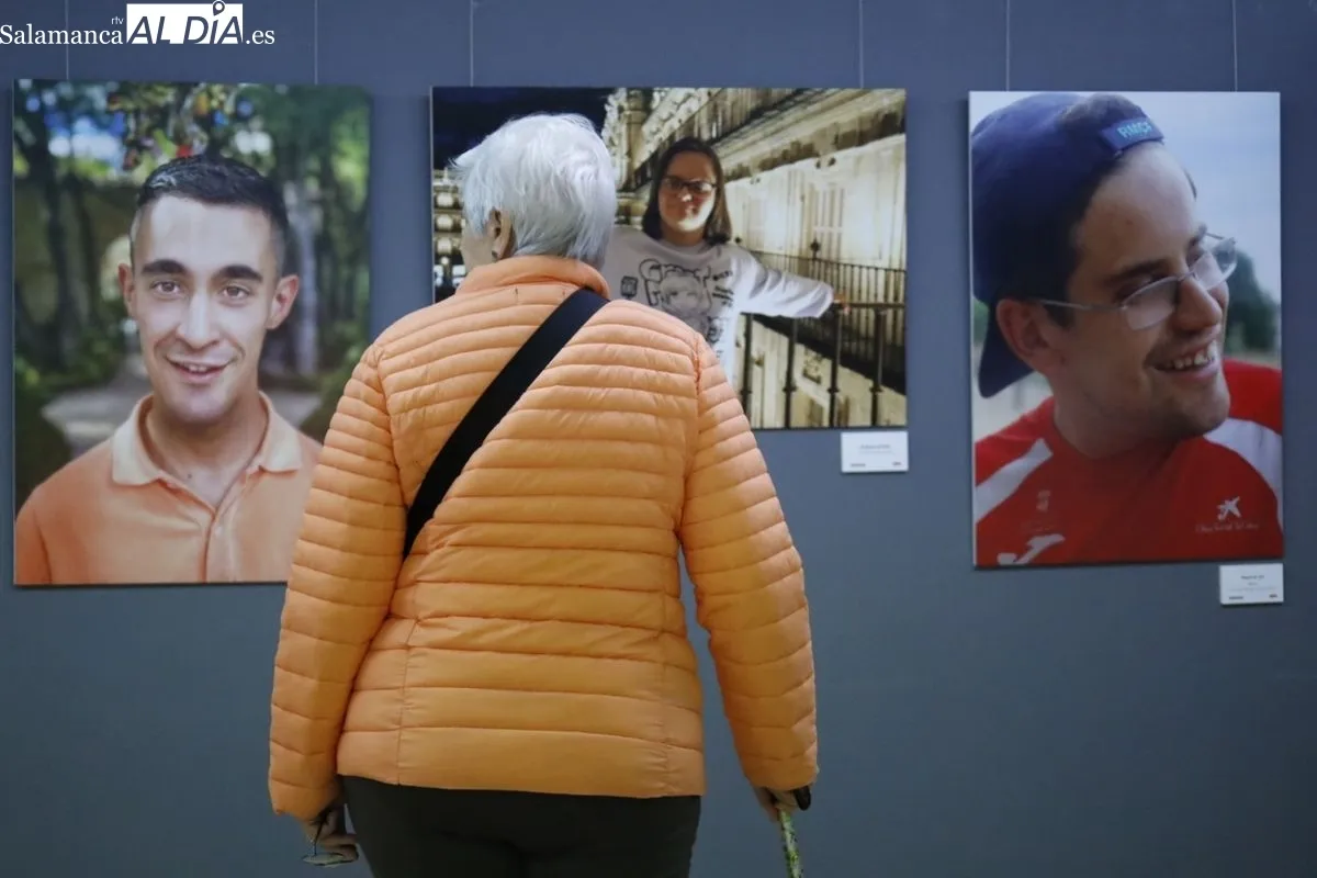 Inauguración de la exposición de fotografía ‘Personas’ de la Fundación Aviva en la Biblioteca Torrente Ballester de Salamanca. Fotos: David Domínguez