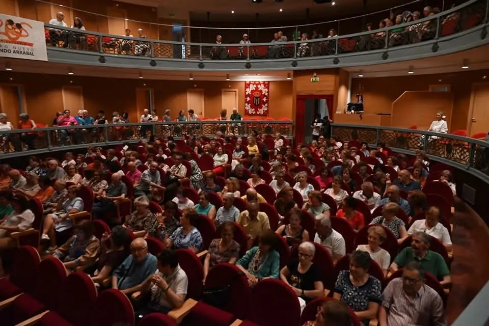 Foto 2 - Tarde de risas en el Teatro con los alumnos de la Universidad de la Experiencia