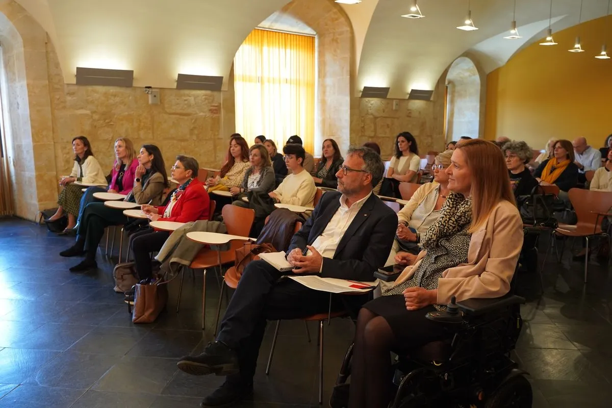 Foto 3 - Salamanca analiza los retos de la protecci&oacute;n infantil en la I Jornada de Acogimiento Familiar en la UPSA