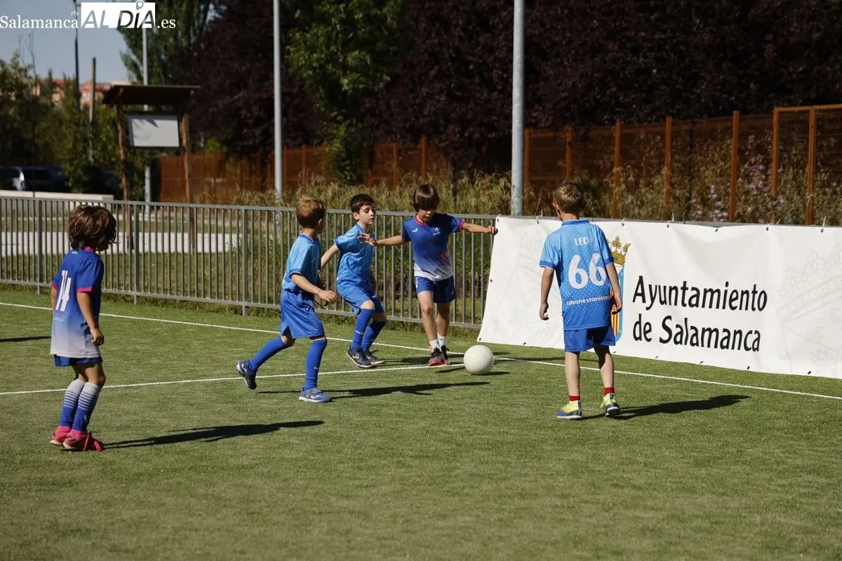 Finales prebenjamines de baloncesto y fútbol sala del Programa de Juegos Escolares en la Ciudad Deportiva Lazarillo, en Tejares. Fotos: David Sañudo