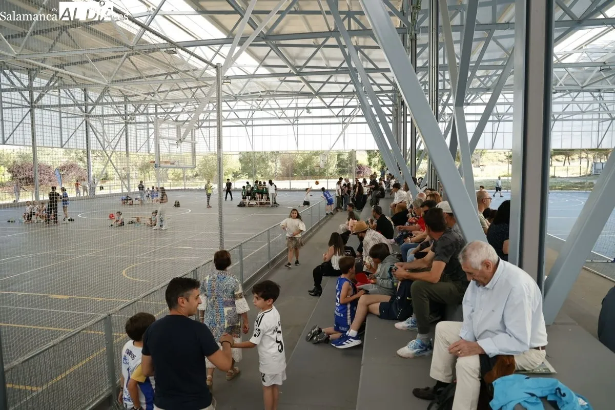 Finales prebenjamines de baloncesto y fútbol sala del Programa de Juegos Escolares en la Ciudad Deportiva Lazarillo, en Tejares. Fotos: David Sañudo