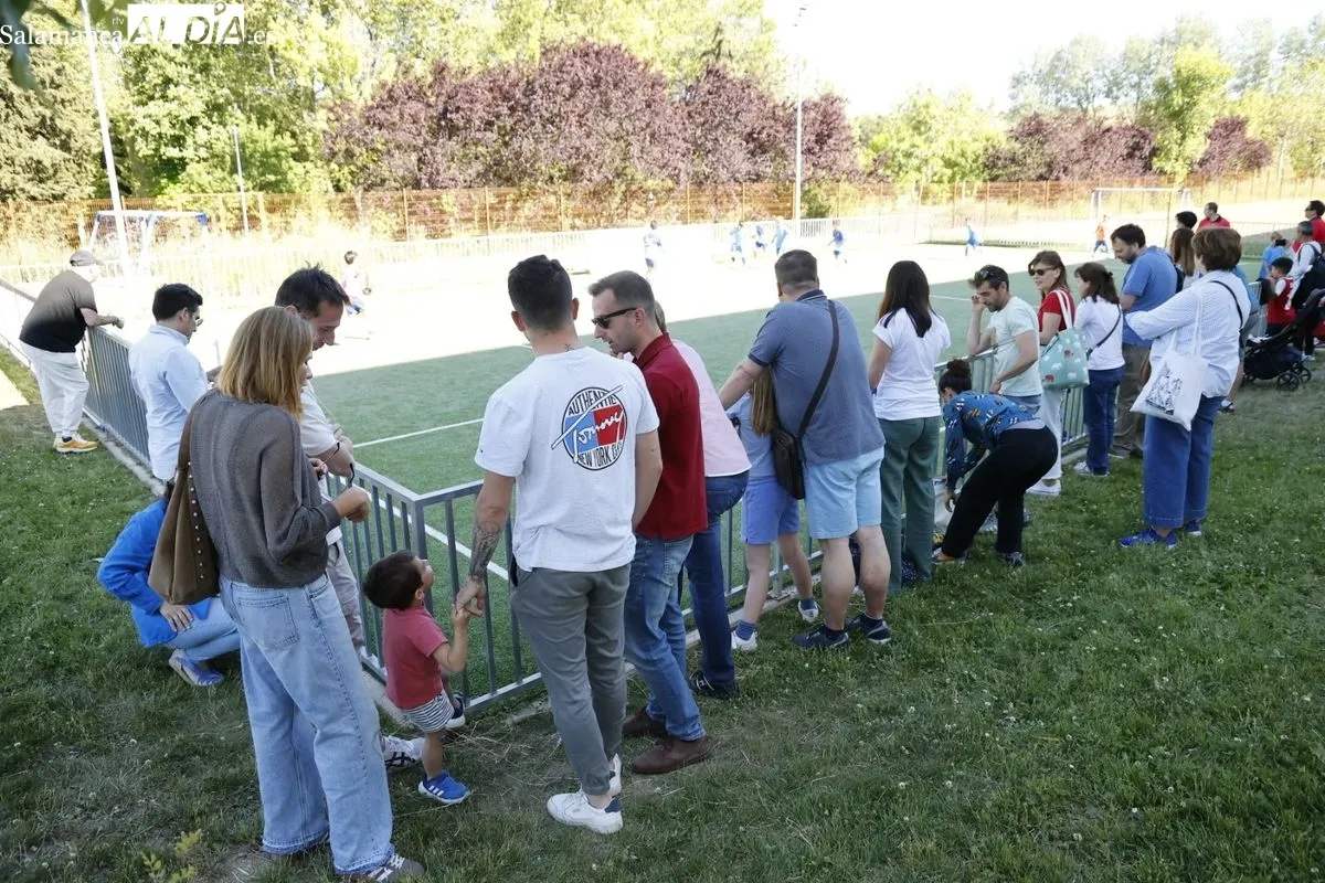 Finales prebenjamines de baloncesto y fútbol sala del Programa de Juegos Escolares en la Ciudad Deportiva Lazarillo, en Tejares. Fotos: David Sañudo