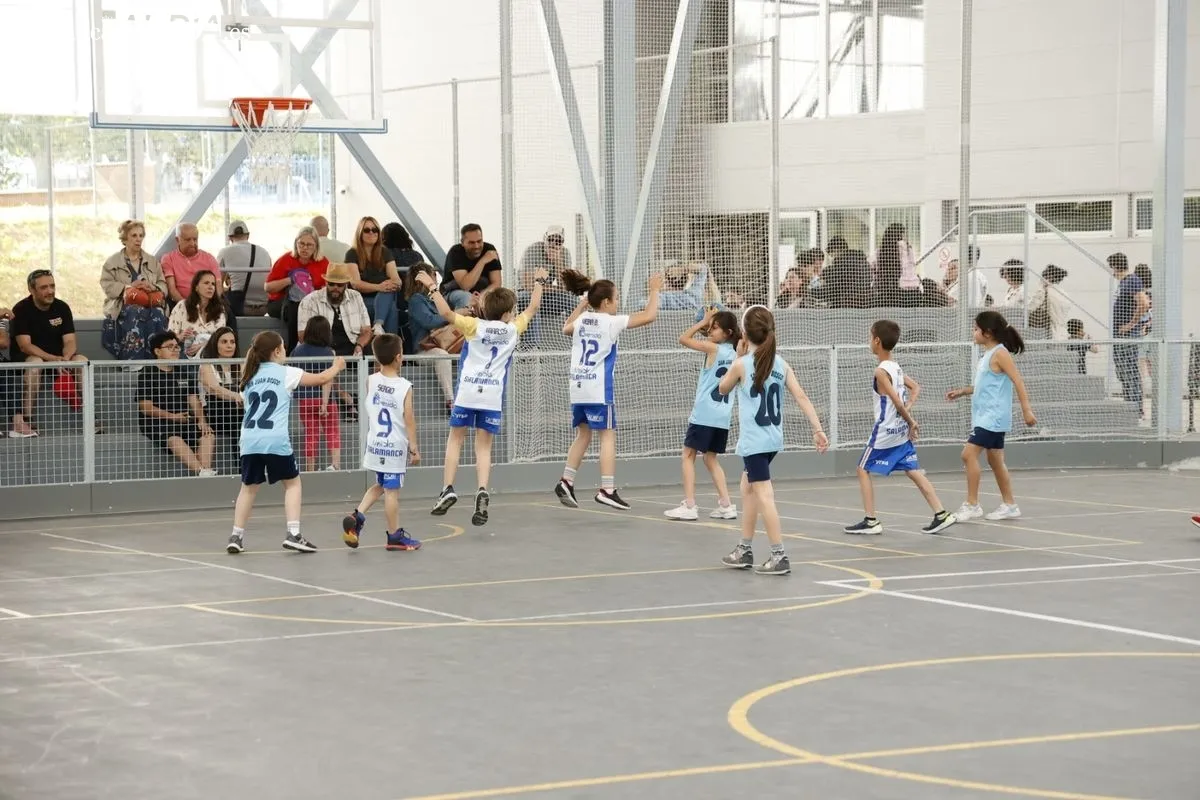 Finales prebenjamines de baloncesto y fútbol sala del Programa de Juegos Escolares en la Ciudad Deportiva Lazarillo, en Tejares. Fotos: David Sañudo
