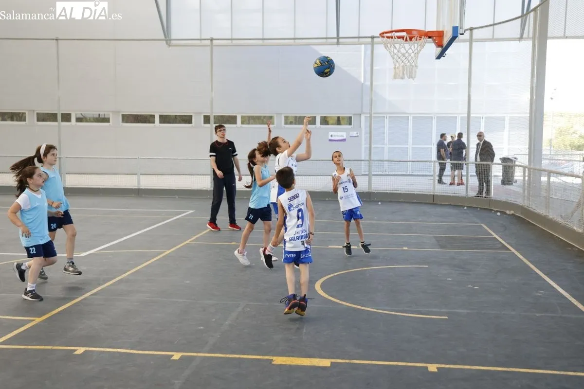 Finales prebenjamines de baloncesto y fútbol sala del Programa de Juegos Escolares en la Ciudad Deportiva Lazarillo, en Tejares. Fotos: David Sañudo