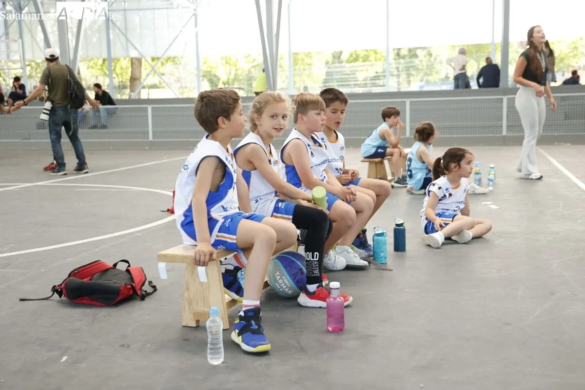 Finales prebenjamines de baloncesto y fútbol sala del Programa de Juegos Escolares en la Ciudad Deportiva Lazarillo, en Tejares. Fotos: David Sañudo