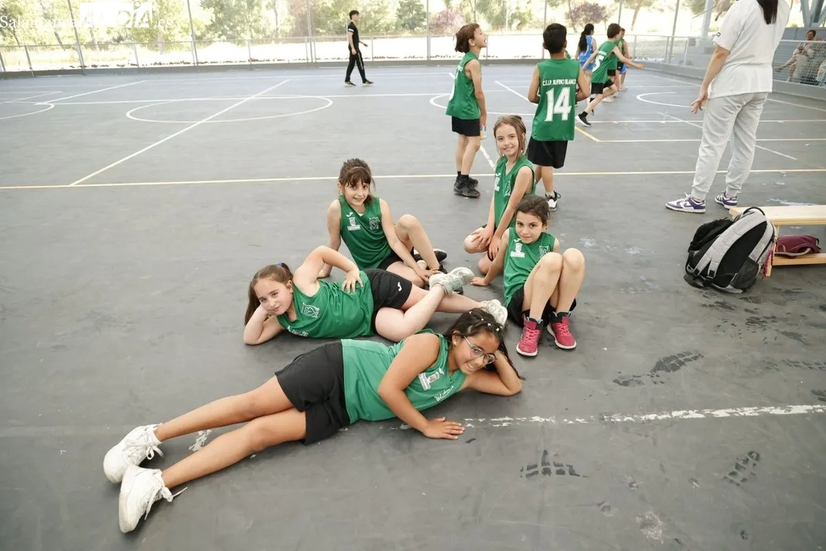 Finales prebenjamines de baloncesto y fútbol sala del Programa de Juegos Escolares en la Ciudad Deportiva Lazarillo, en Tejares. Fotos: David Sañudo