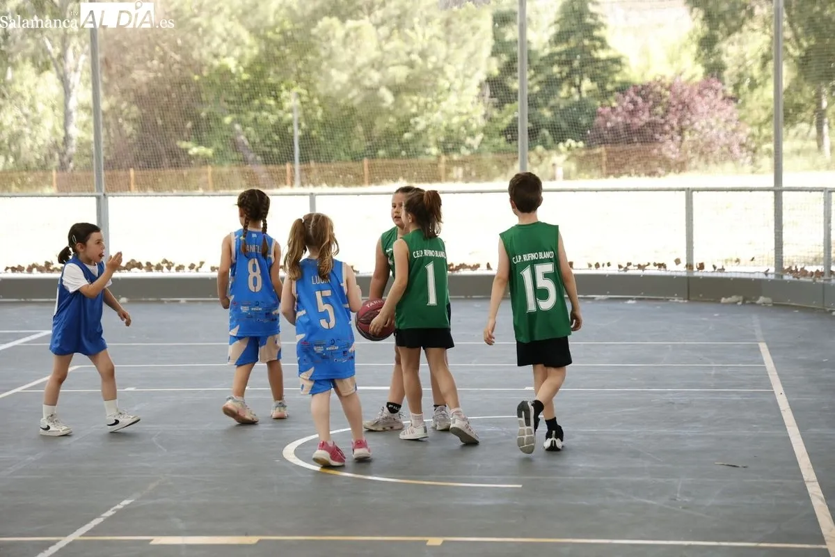 Finales prebenjamines de baloncesto y fútbol sala del Programa de Juegos Escolares en la Ciudad Deportiva Lazarillo, en Tejares. Fotos: David Sañudo