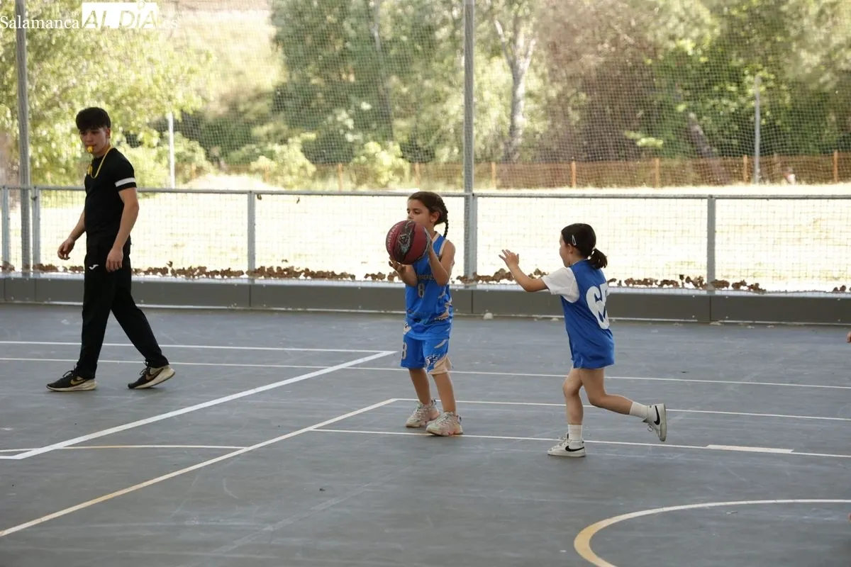 Finales prebenjamines de baloncesto y fútbol sala del Programa de Juegos Escolares en la Ciudad Deportiva Lazarillo, en Tejares. Fotos: David Sañudo