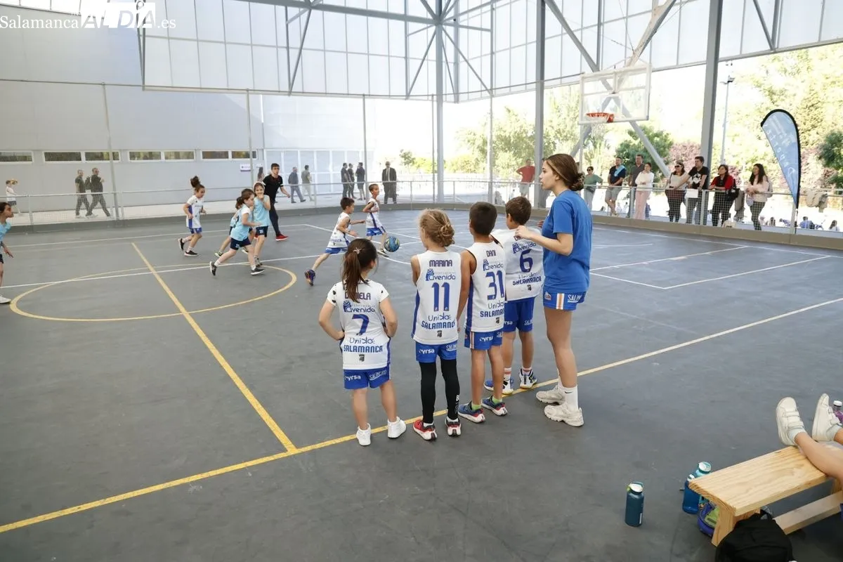 Finales prebenjamines de baloncesto y fútbol sala del Programa de Juegos Escolares en la Ciudad Deportiva Lazarillo, en Tejares. Fotos: David Sañudo