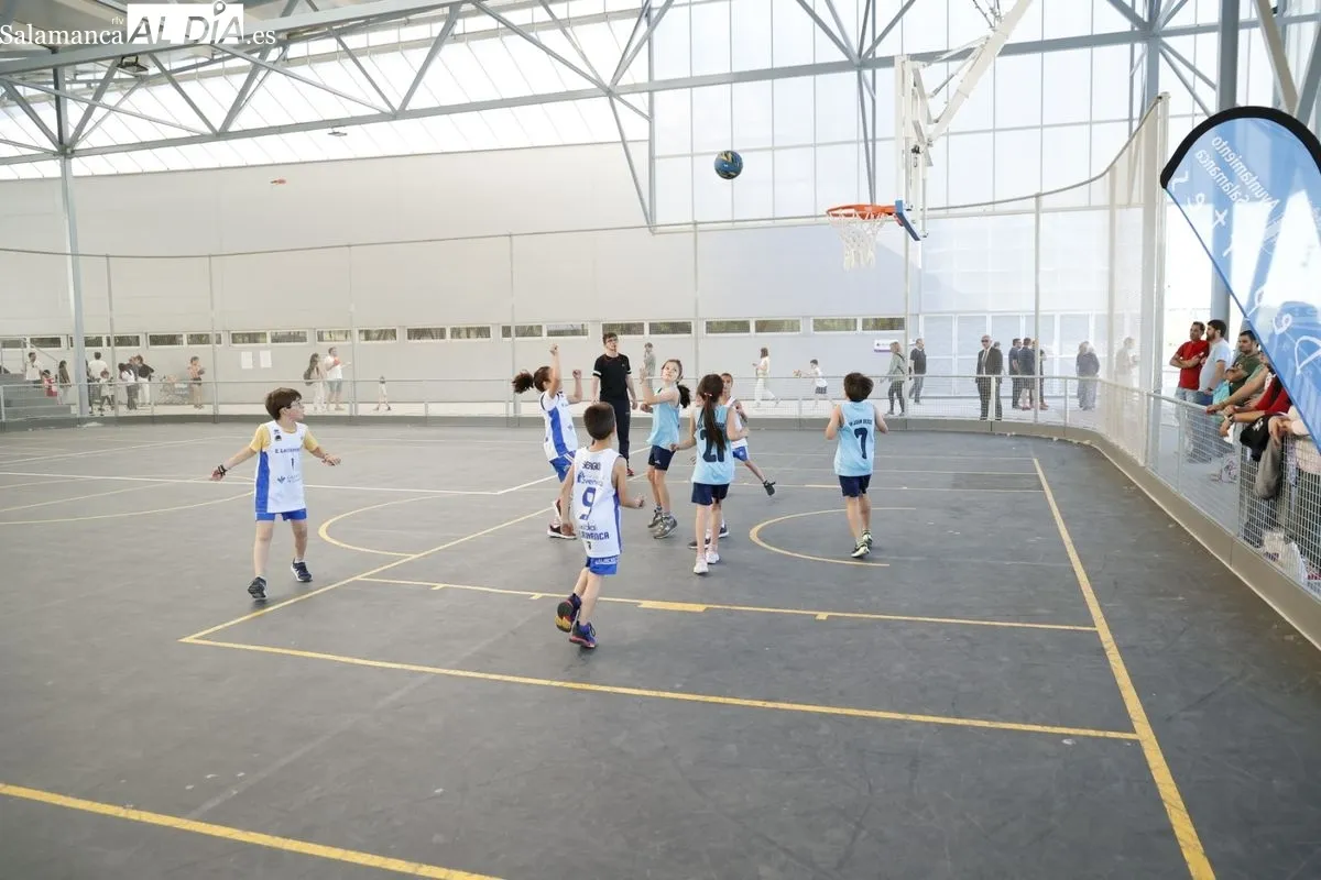 Finales prebenjamines de baloncesto y fútbol sala del Programa de Juegos Escolares en la Ciudad Deportiva Lazarillo, en Tejares. Fotos: David Sañudo