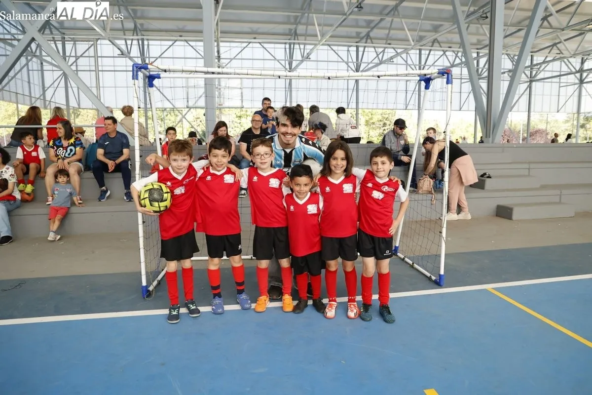 Finales prebenjamines de baloncesto y fútbol sala del Programa de Juegos Escolares en la Ciudad Deportiva Lazarillo, en Tejares. Fotos: David Sañudo