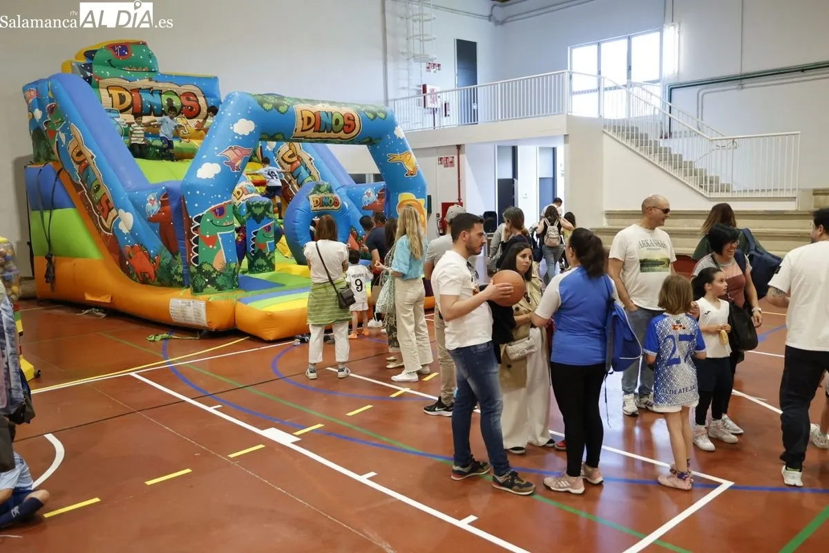Finales prebenjamines de baloncesto y fútbol sala del Programa de Juegos Escolares en la Ciudad Deportiva Lazarillo, en Tejares. Fotos: David Sañudo