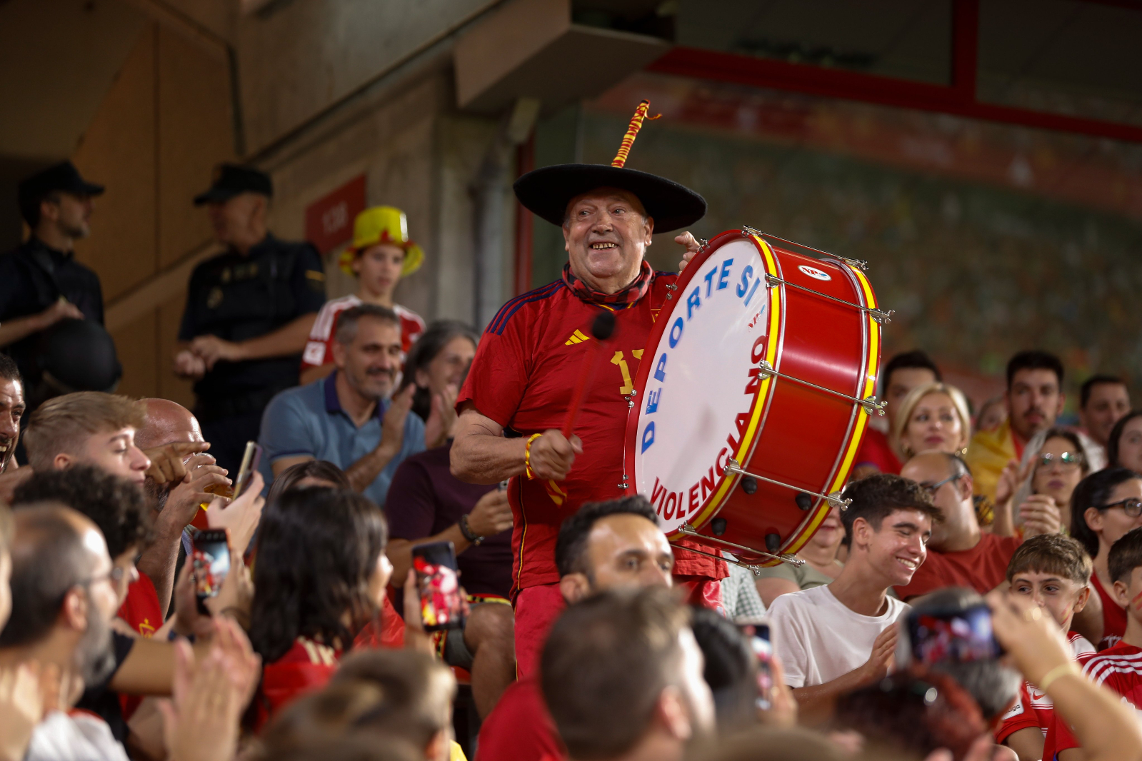 Fallece Manolo El del Bombo, icono de la selección española, a los 76 años