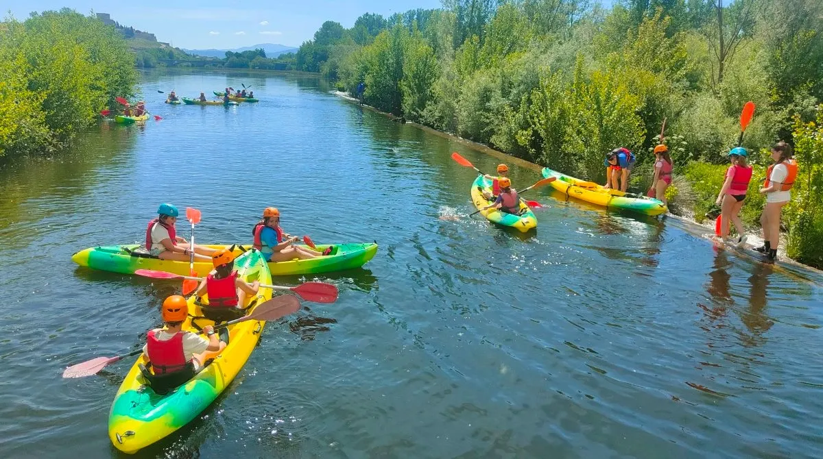 Foto 3 - Chavales de toda la provincia recorren las aguas del &Aacute;gueda en piragua