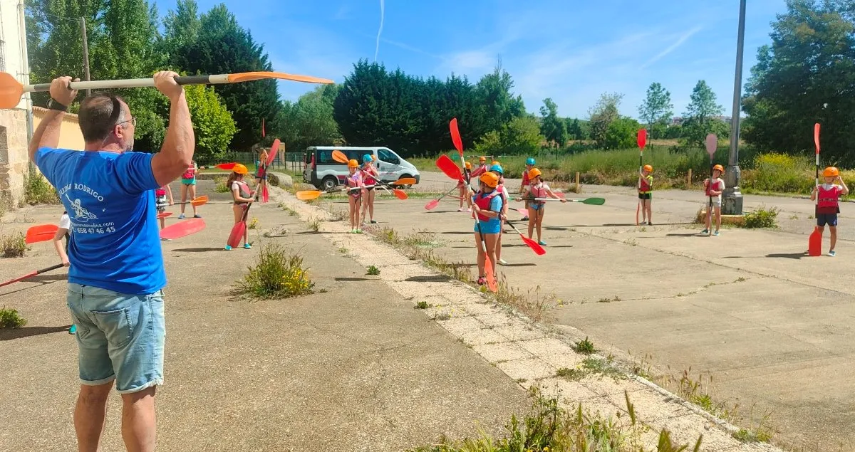 Foto 2 - Chavales de toda la provincia recorren las aguas del &Aacute;gueda en piragua