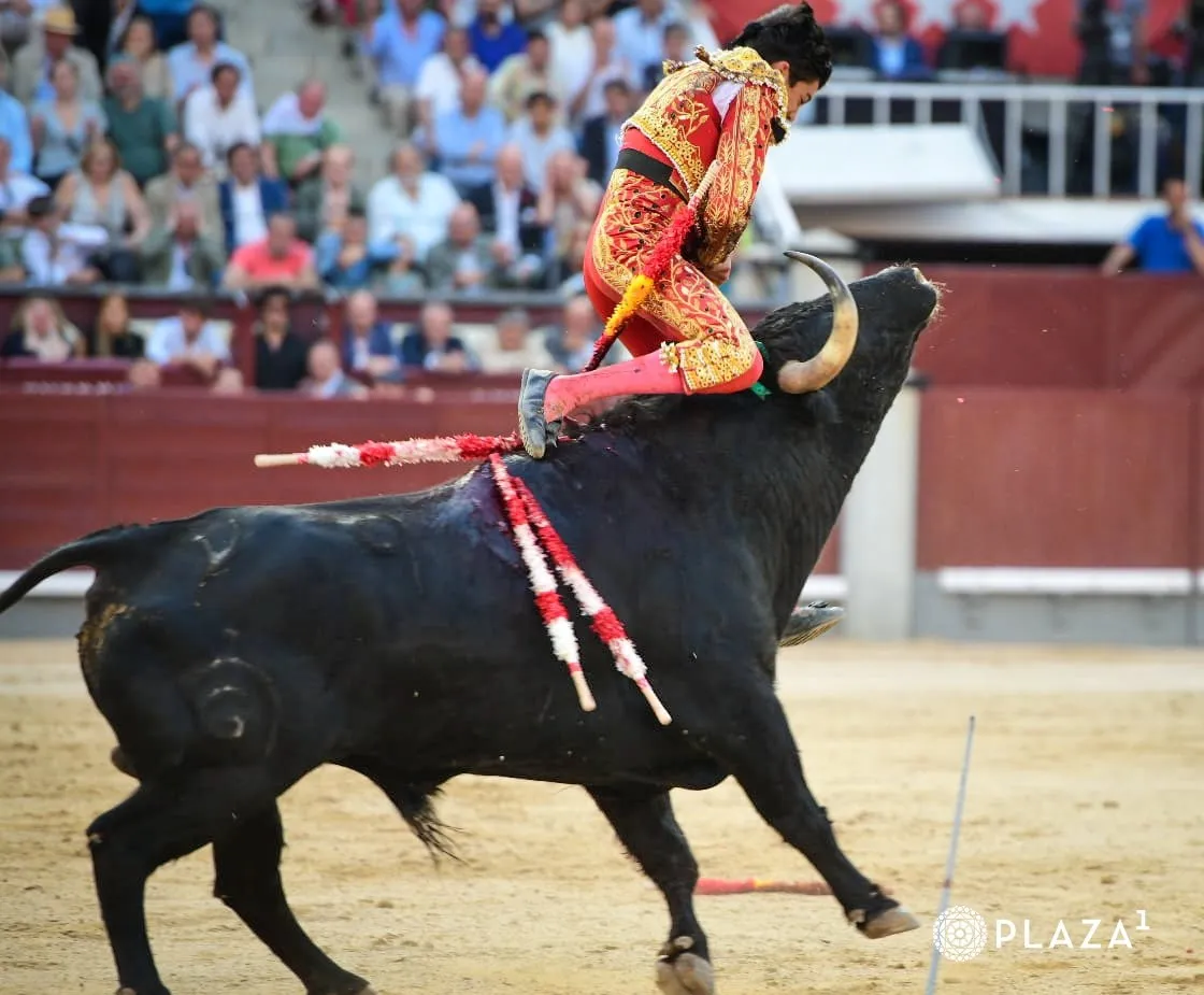 Marco Pérez malogra con la espada una gran faena en la que llegó a ser volteado en dos ocasiones | FOTO: @LasVentas